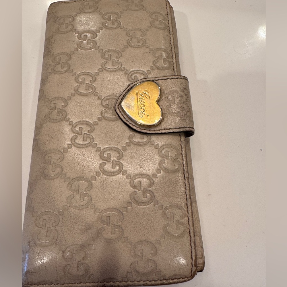 Gucci vintage authentic heart continental wallet
Guccissima